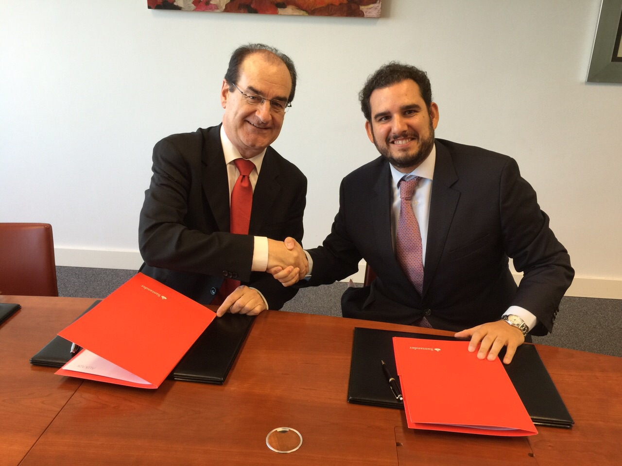 Banco Santander y Auxadi firman un acuerdo para apoyar a las pymes exportadoras