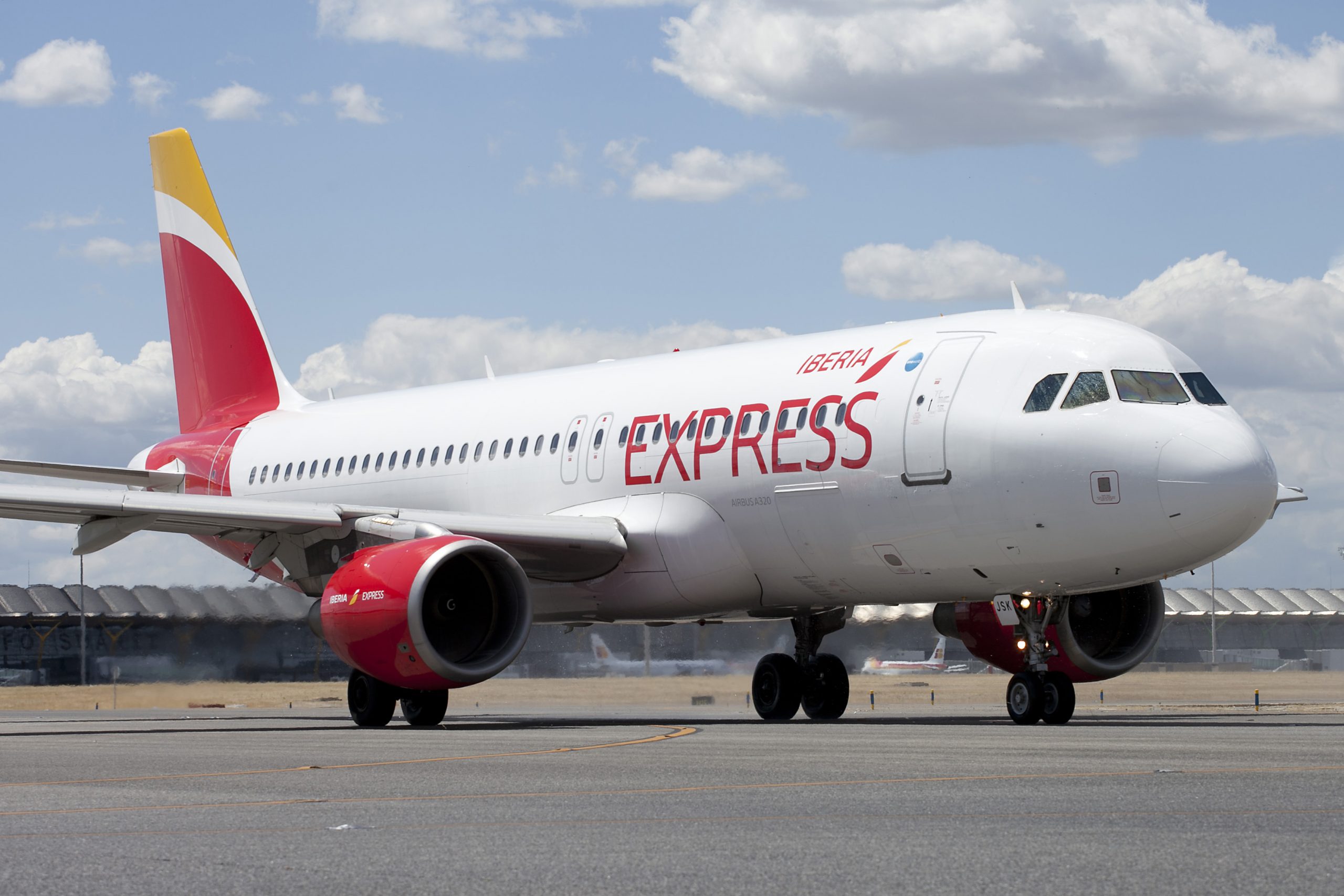 Iberia Express inicia sus vuelos a Miconos y retoma Cardiff, Creta, Cracovia y Bucarest
