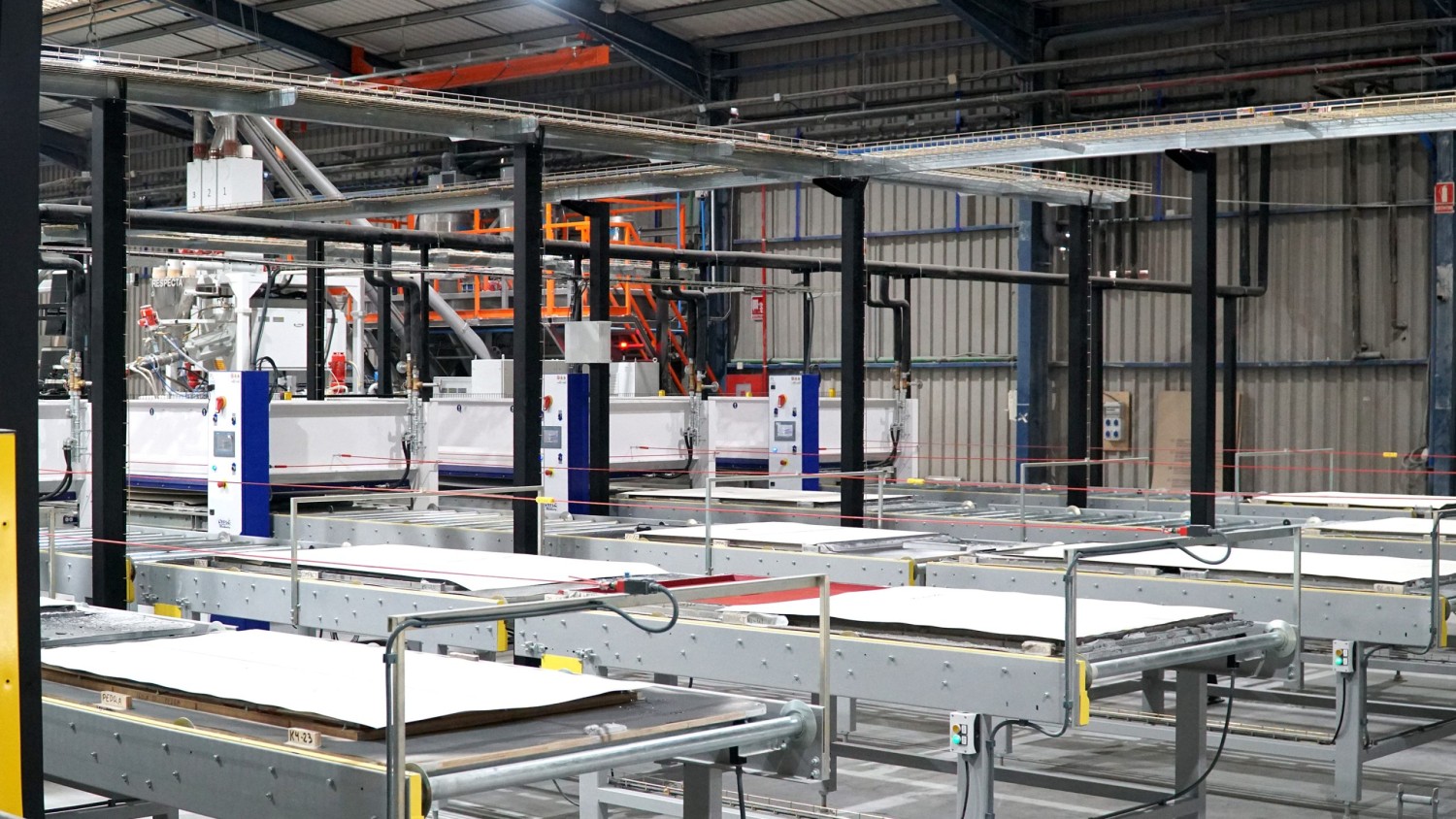 Acquabella pone en marcha la línea de fabricación automática de platos de ducha más grande de Europa