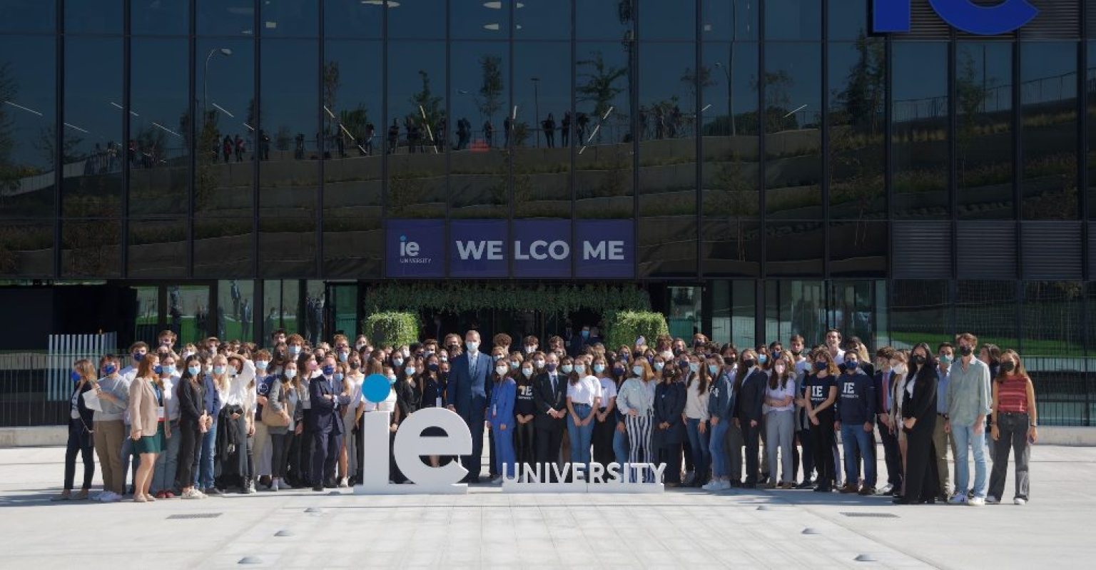 El Rey preside la inauguración de IE Tower, la nueva sede de IE University en Madrid