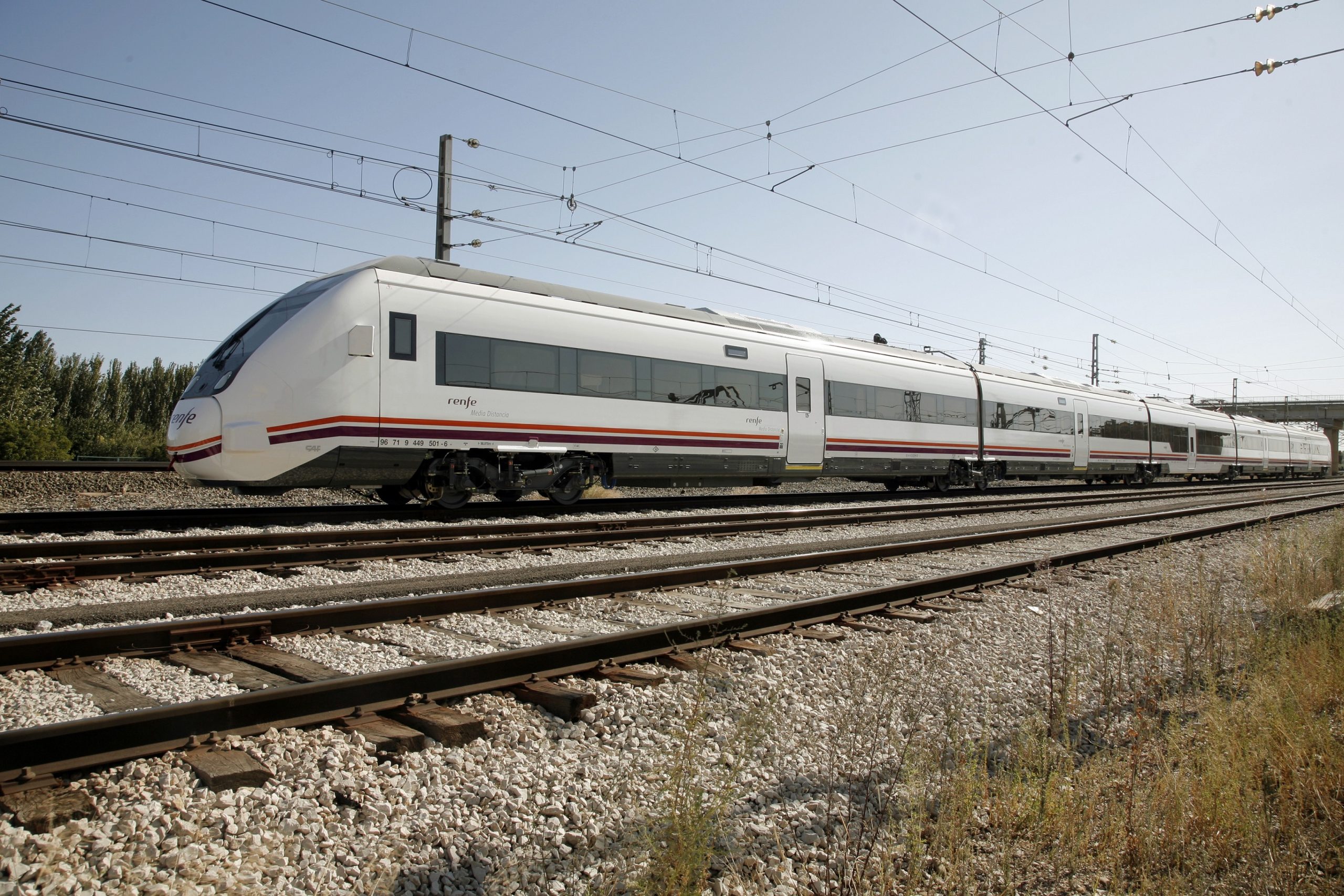 CAF ampliará el suministro de trenes de media distancia a Renfe