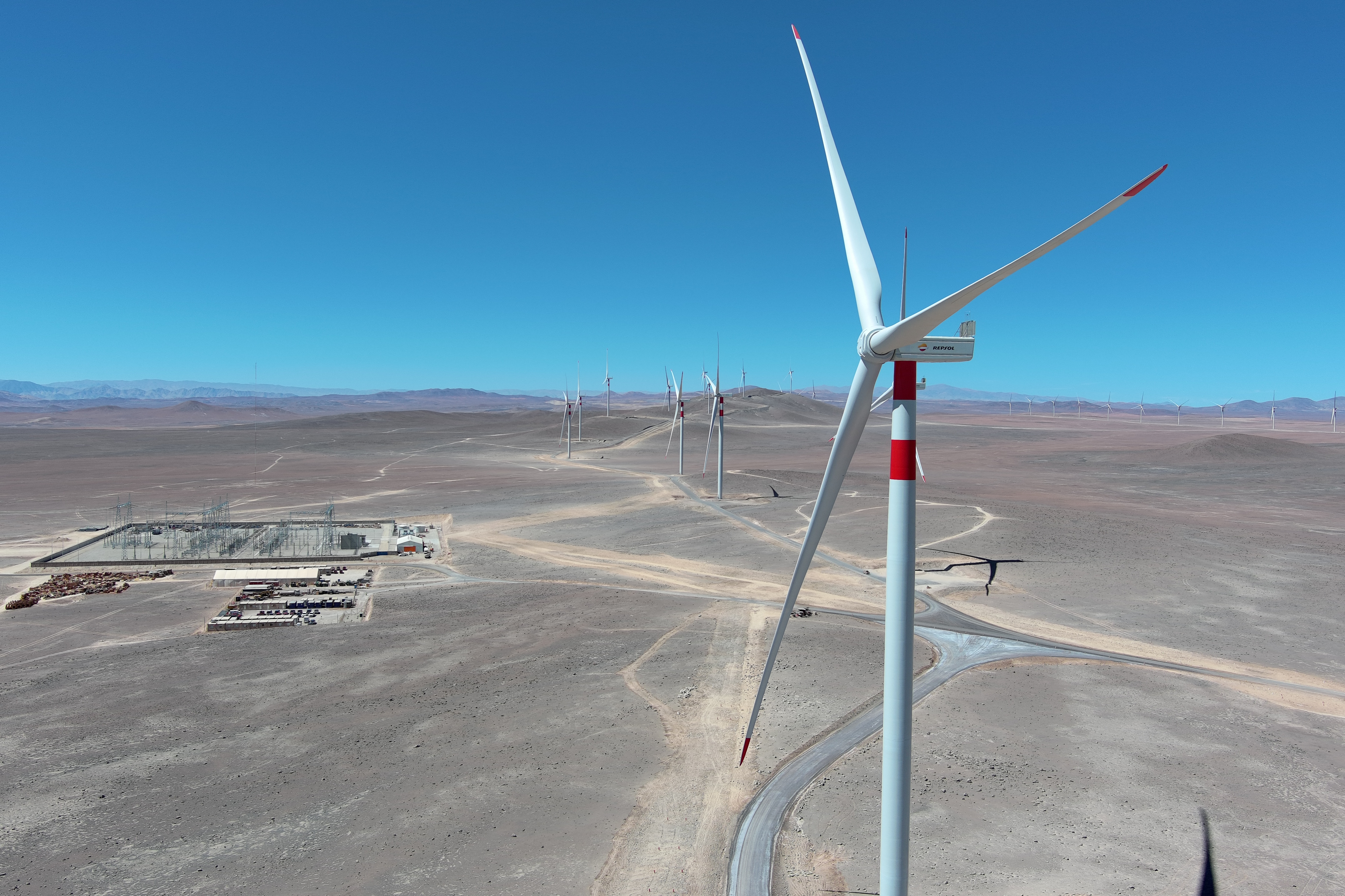 Repsol empieza a producir electricidad en su mayor parque eólico, ubicado en Chile